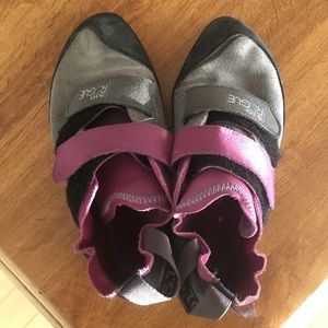 Rouge indoor climbing shoes